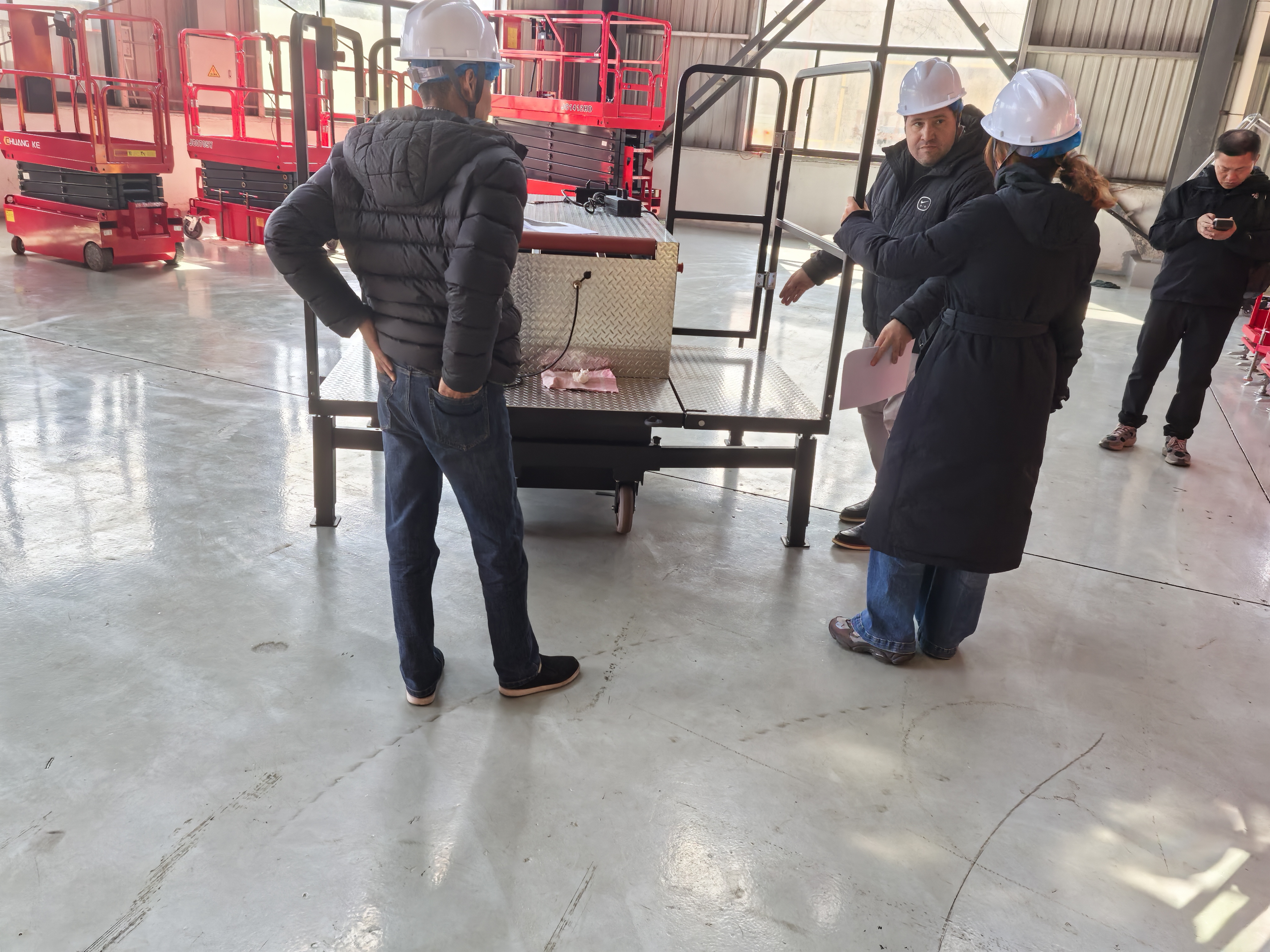 مشتریان برزیلی از Zhejiang Wizplus Smart Equipment Ltd. برای راهنمایی تولید آسانسور سفارشی بازدید می کنند