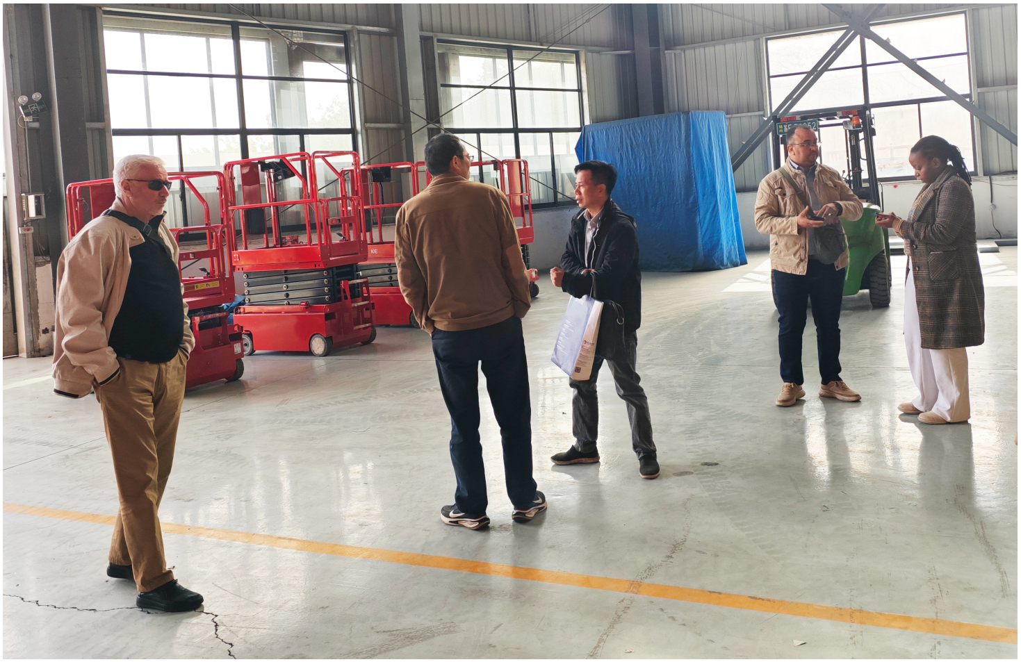 یک هیئت مشتری الجزایری از Zhejiang Wizplus Smart Equipment Ltd بازدید می کند و از ایمنی و فناوری های پیشرفته سکوهای آسانسور تمجید می کند.